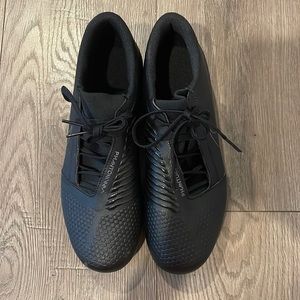 Brand new soccer shoes in size 7 us